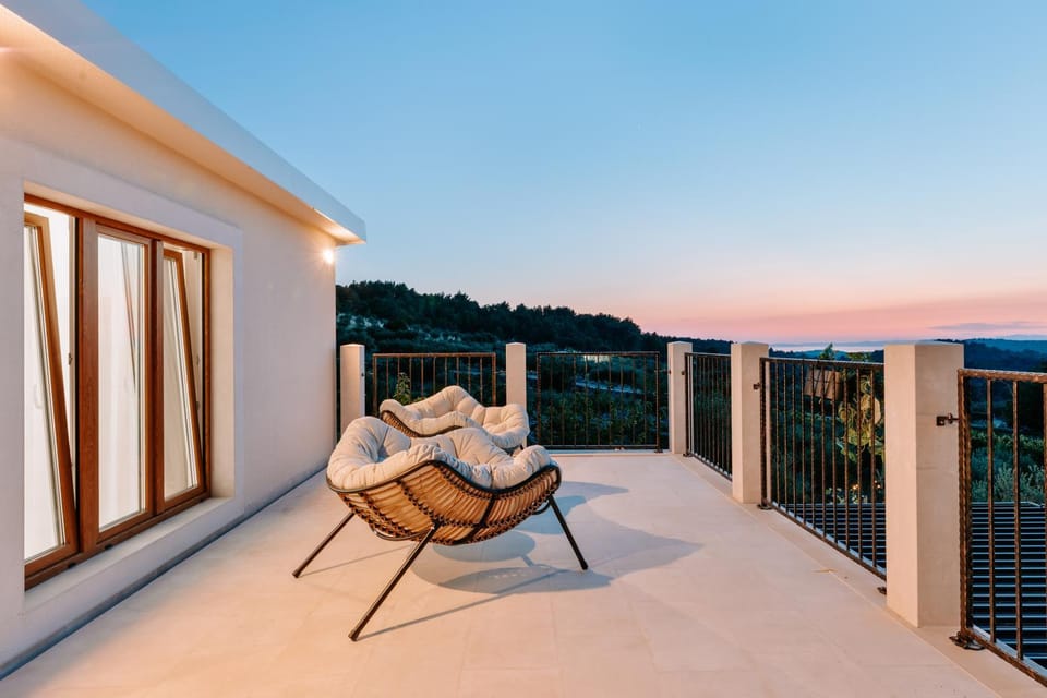 CAVA HOUSE - new two-room villa in an olive grove - private pool and jacuzzi - view of nature - secured parking - perfect location for exploring the island - breakfast included in a nearby restaurant Villa in Split-Dalmatia County