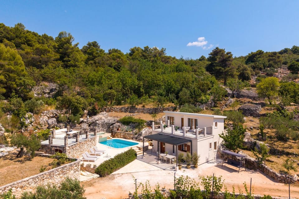 CAVA HOUSE - new two-room villa in an olive grove - private pool and jacuzzi - view of nature - secured parking - perfect location for exploring the island - breakfast included in a nearby restaurant Villa in Split-Dalmatia County
