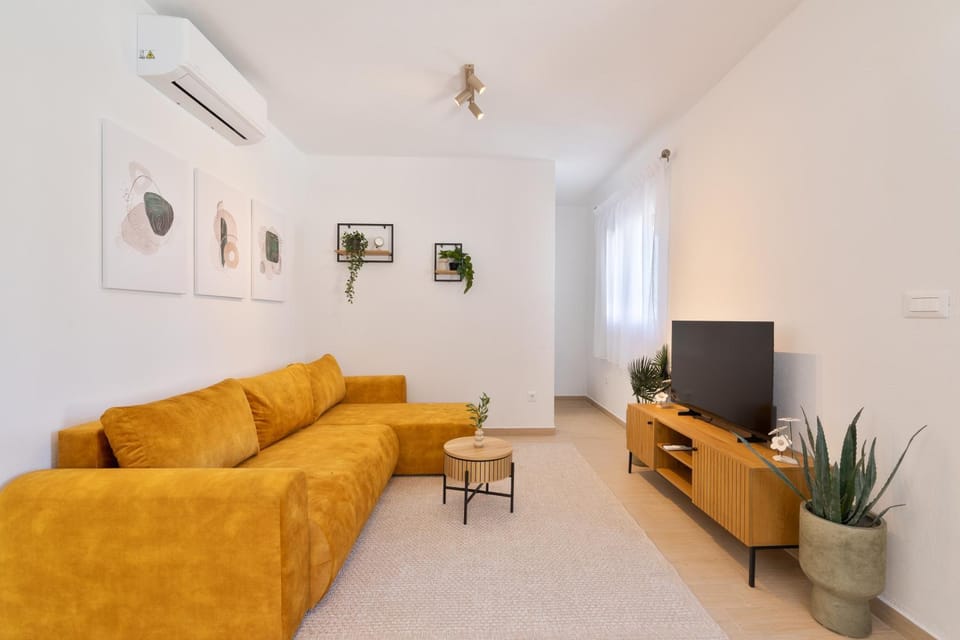 CAVA HOUSE - new two-room villa in an olive grove - private pool and jacuzzi - view of nature - secured parking - perfect location for exploring the island - breakfast included in a nearby restaurant Villa in Split-Dalmatia County