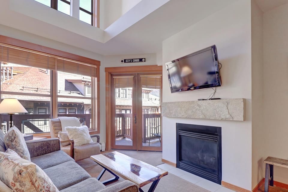 Day, TV and multimedia, Balcony/Terrace, Living room, Seating area, fireplace, furniture