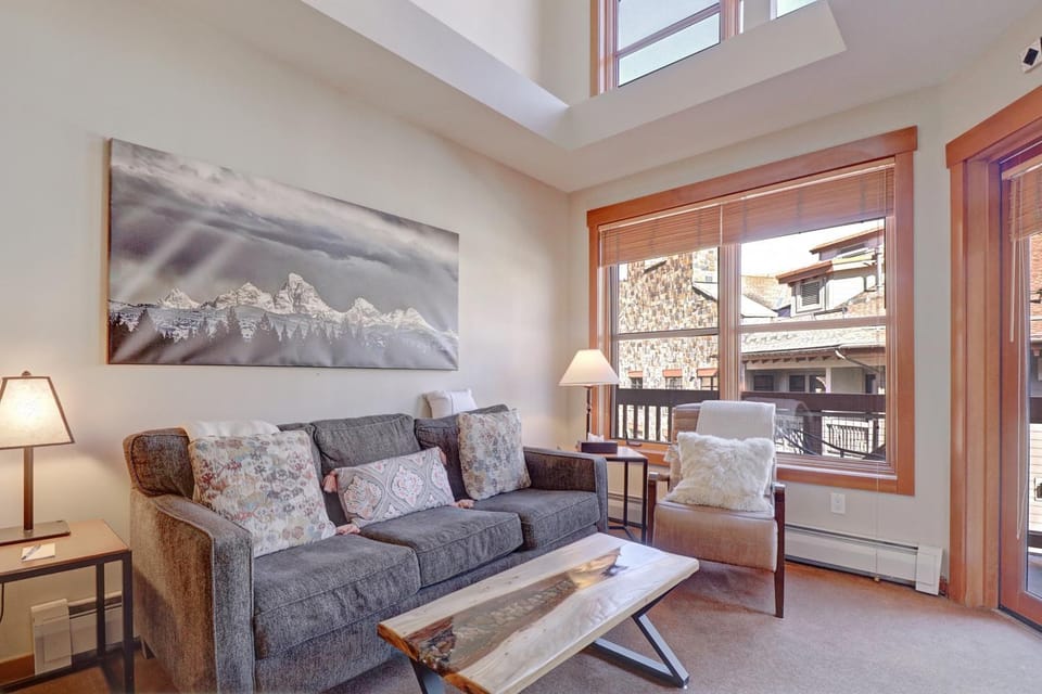 Day, View (from property/room), Living room, Seating area, Mountain view, furniture