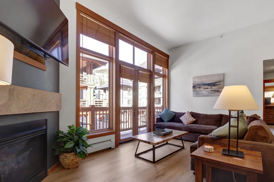 Day, Balcony/Terrace, Living room, Seating area, fireplace, furniture