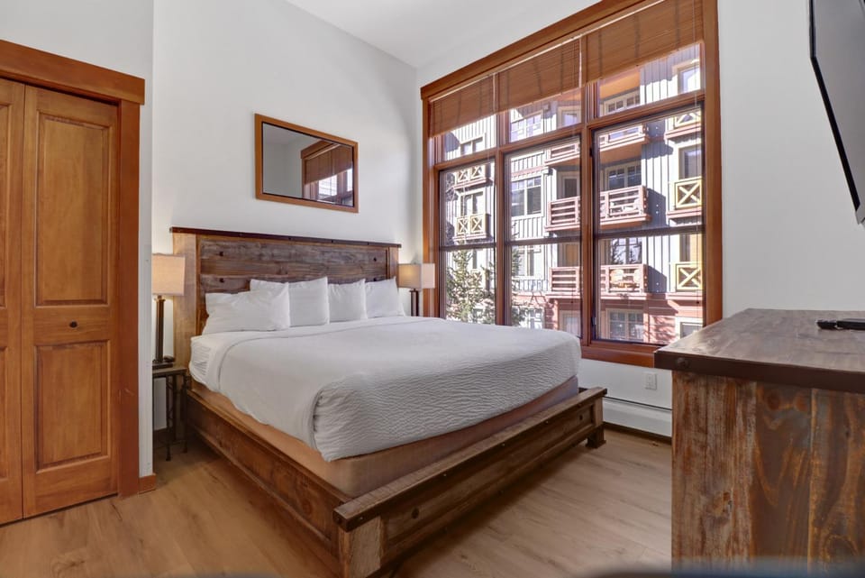 Bed, Day, View (from property/room), Bedroom, Mountain view, furniture, wardrobe