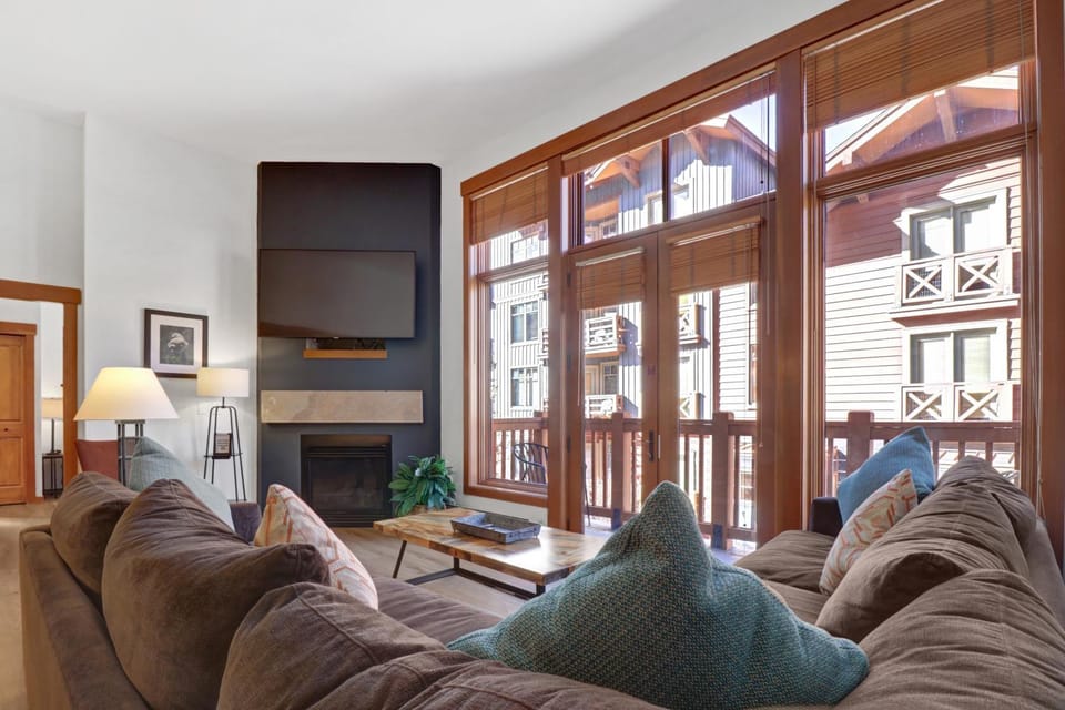 Day, TV and multimedia, View (from property/room), Living room, Seating area, fireplace, furniture