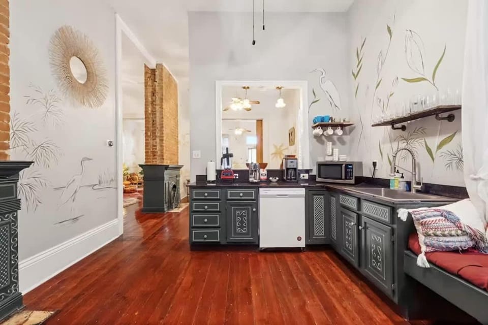 Relaxing Bohemian Villa w Heated Pool 5br 4ba Villa in Warehouse District