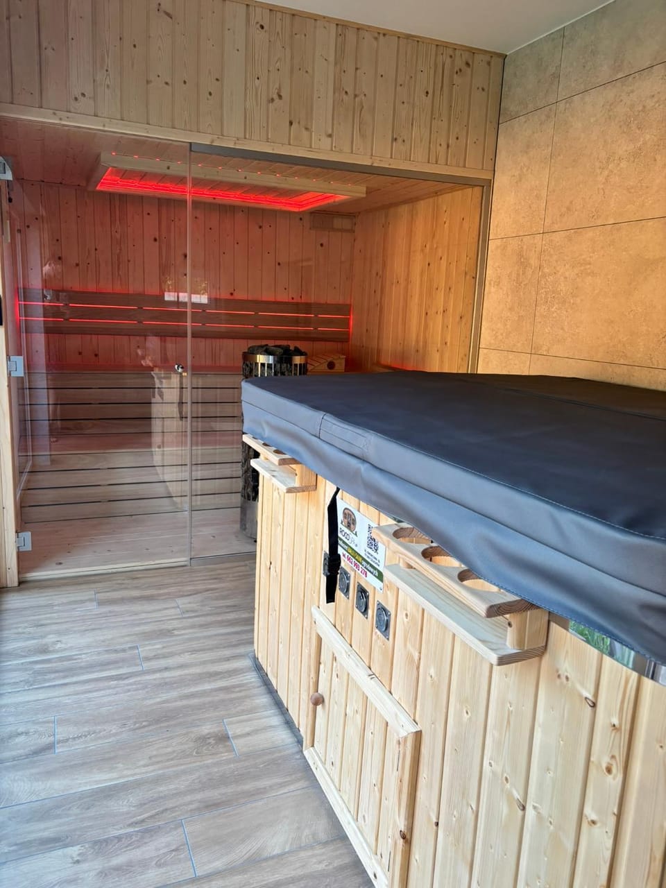 Hot Tub, Sauna
