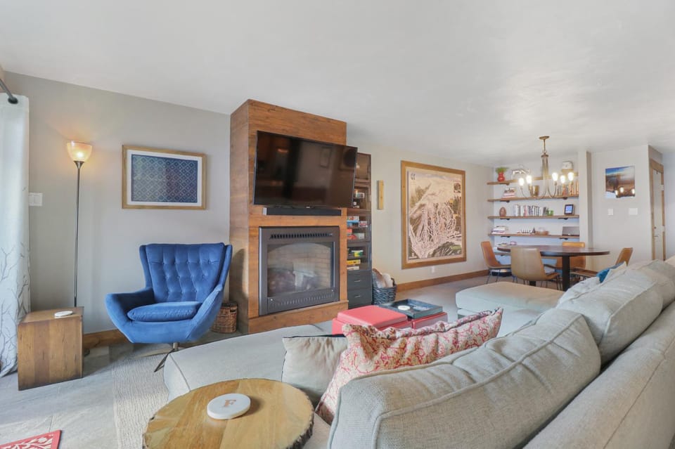 Day, TV and multimedia, Living room, Seating area, Dining area, fireplace, furniture