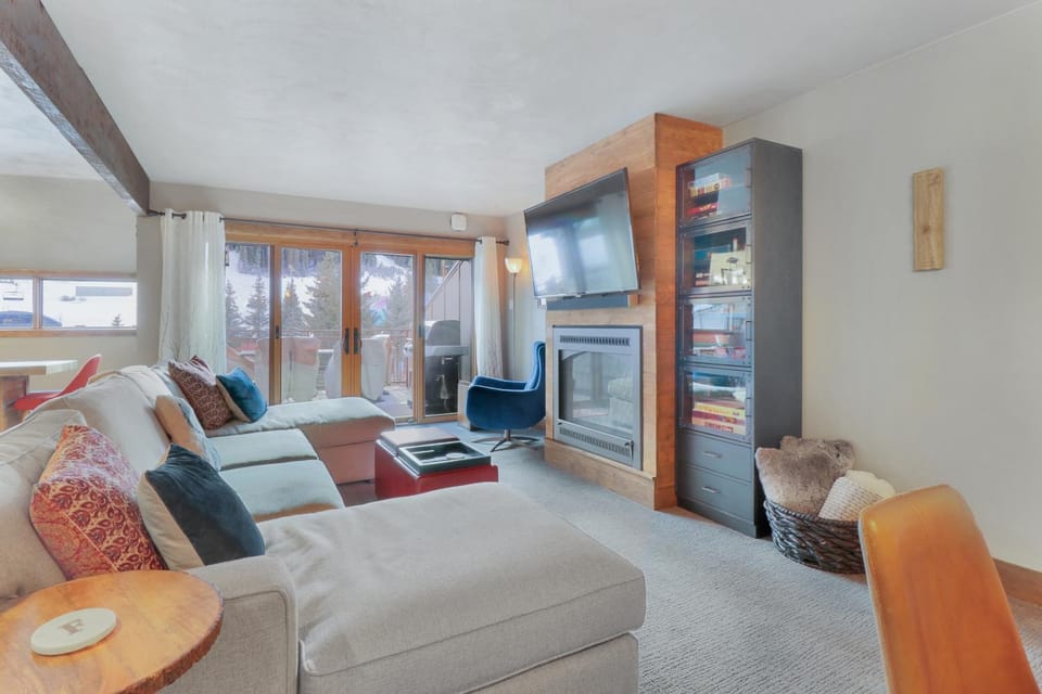 Day, TV and multimedia, View (from property/room), Living room, Seating area, fireplace, furniture