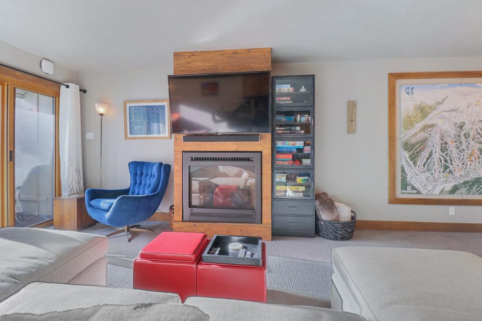 Day, TV and multimedia, Living room, Seating area, fireplace, furniture