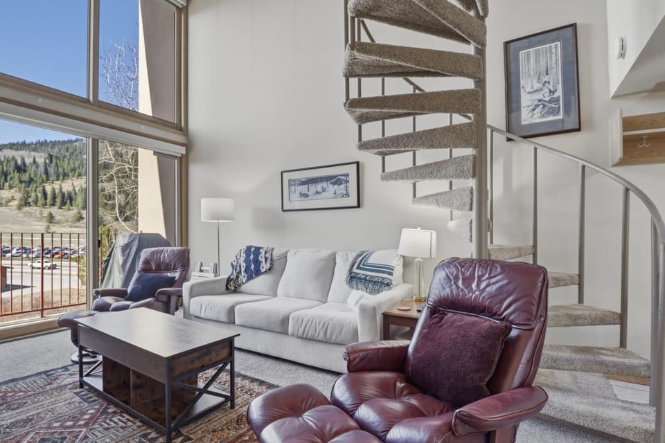 Day, Living room, Seating area, Mountain view, furniture