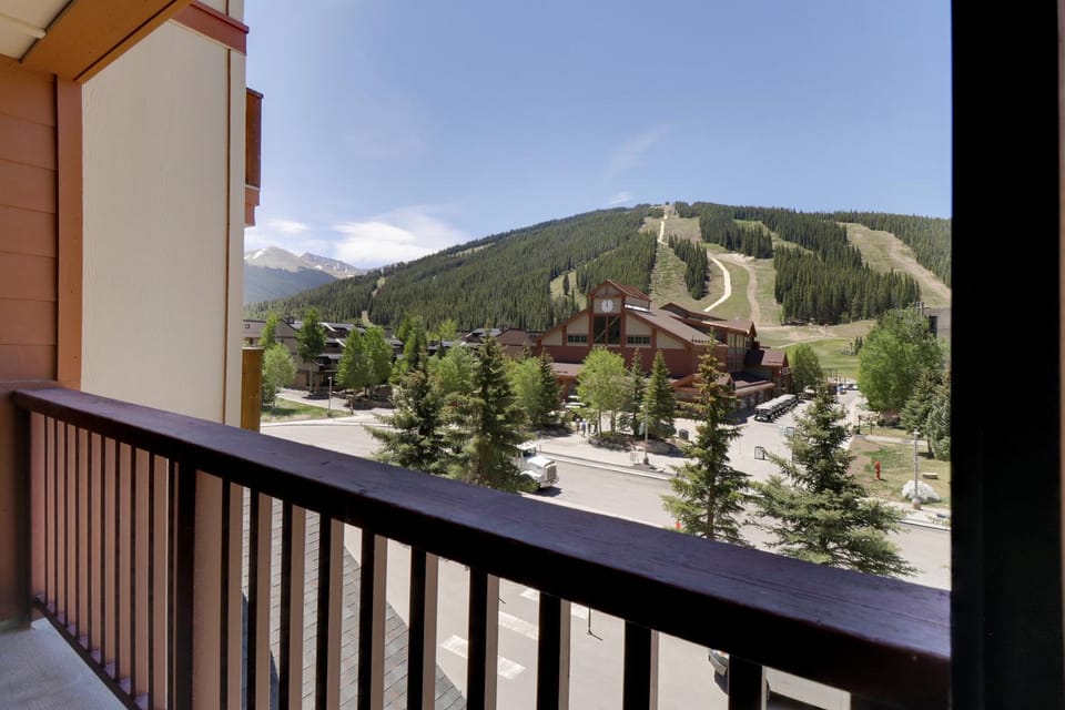 Day, Natural landscape, Summer, Skiing, Balcony/Terrace, Mountain view, Street view