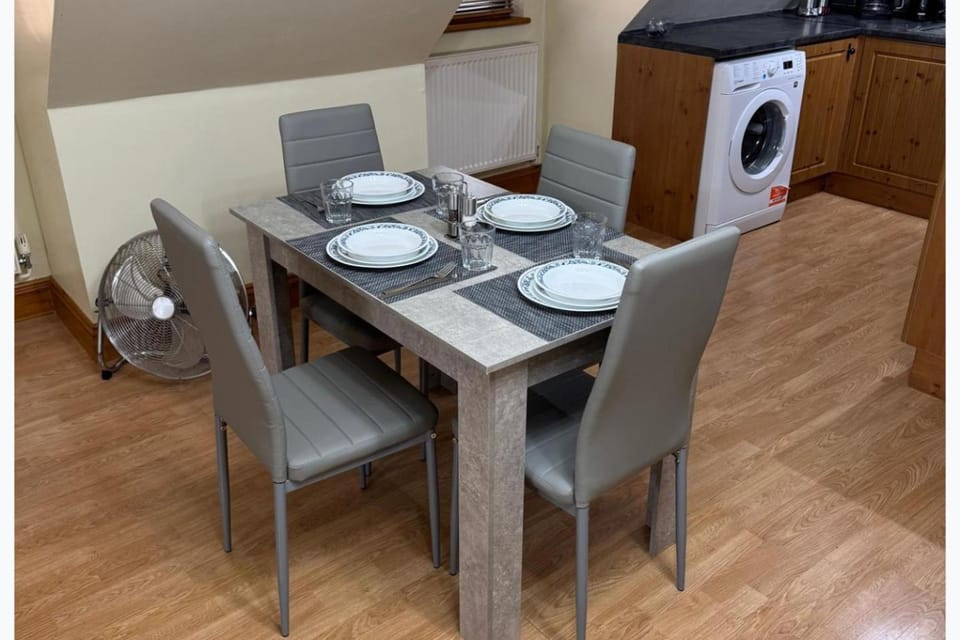 Kitchen or kitchenette, Seating area, Dining area, washing machine