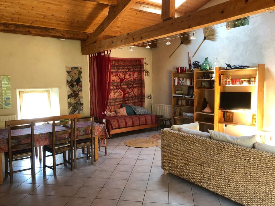 Le Four des Garniers La maison en pierres au bout du chemin House in Auvergne-Rhône-Alpes