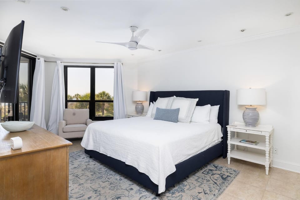 Bed, Day, Natural landscape, TV and multimedia, View (from property/room), Bedroom, furniture, towels