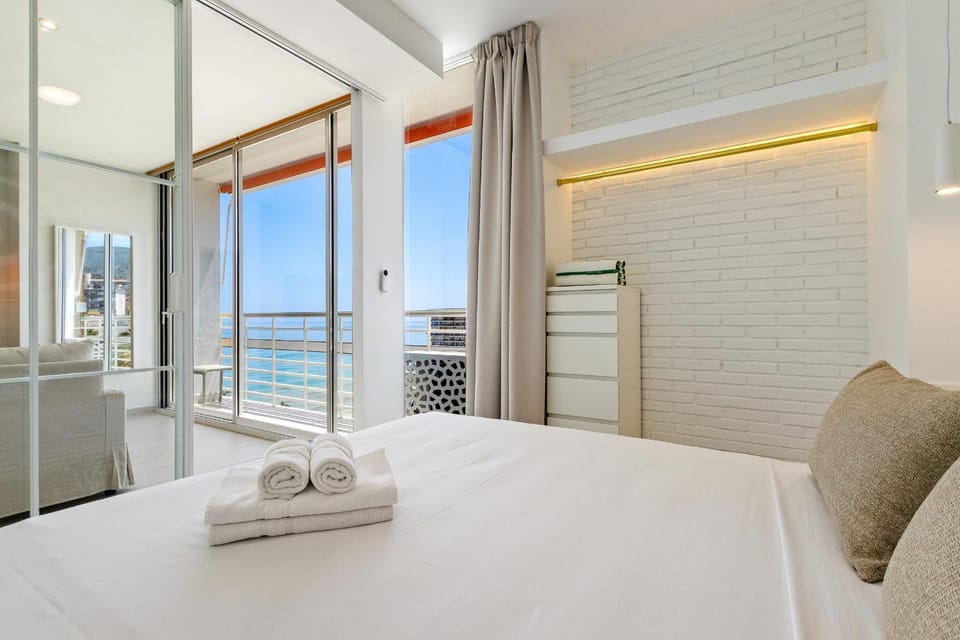 Azure Horizon - Luxury Sea View Apartment in Torremolinos