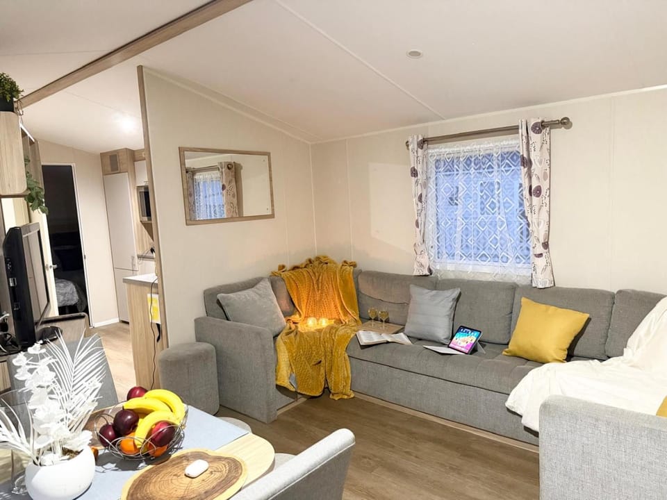 4 bed Caravan, 5 min from beach, Seal Bay West Sands Campground/ 
RV Resort in Selsey
