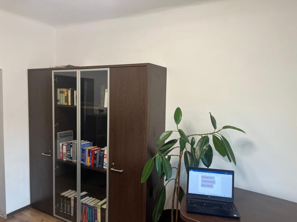 Bookworm Ultracentral Cozy, ultracentral apartment for people who appreciate comfort, details and books House in Romania