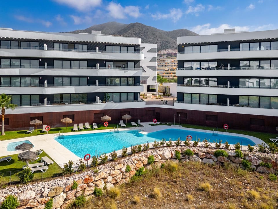 Swimming pool, sunbed