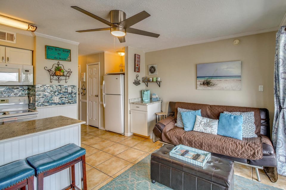 Beach View Balcony! Corpus Christi Condo w/ Pool House in Nueces County