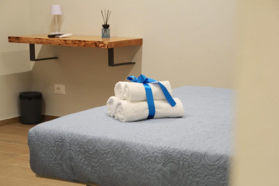 Bed, Photo of the whole room, Bedroom, towels