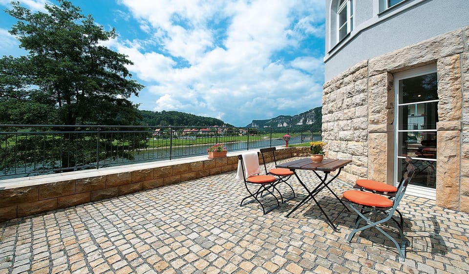 Off site, Seating area