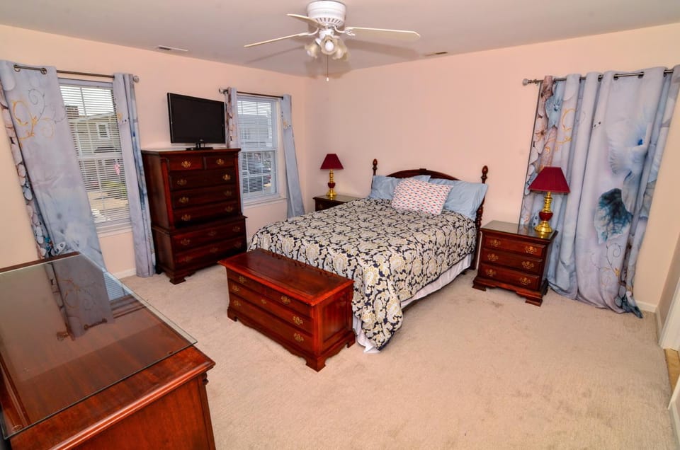 Bed, TV and multimedia, Bedroom