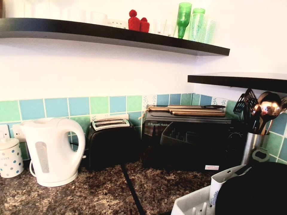 Coffee/tea facilities, Kitchen or kitchenette, microwave, toaster