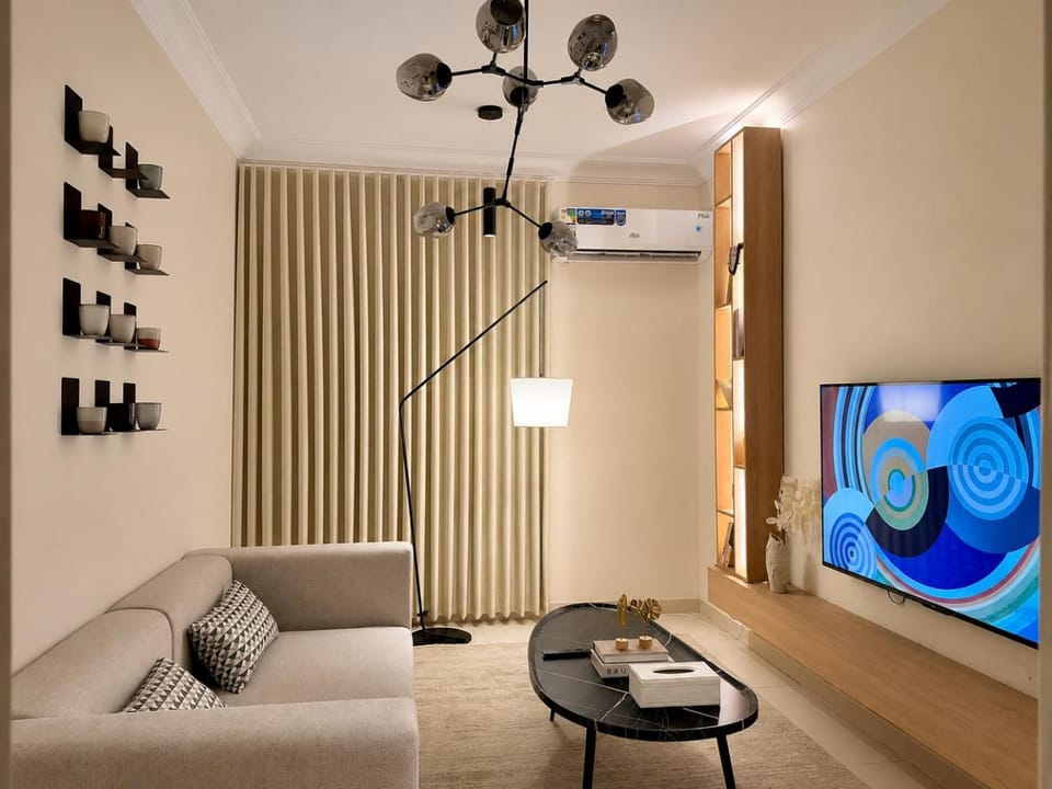 Communal lounge/ TV room, TV and multimedia, Living room, Seating area, air conditioner