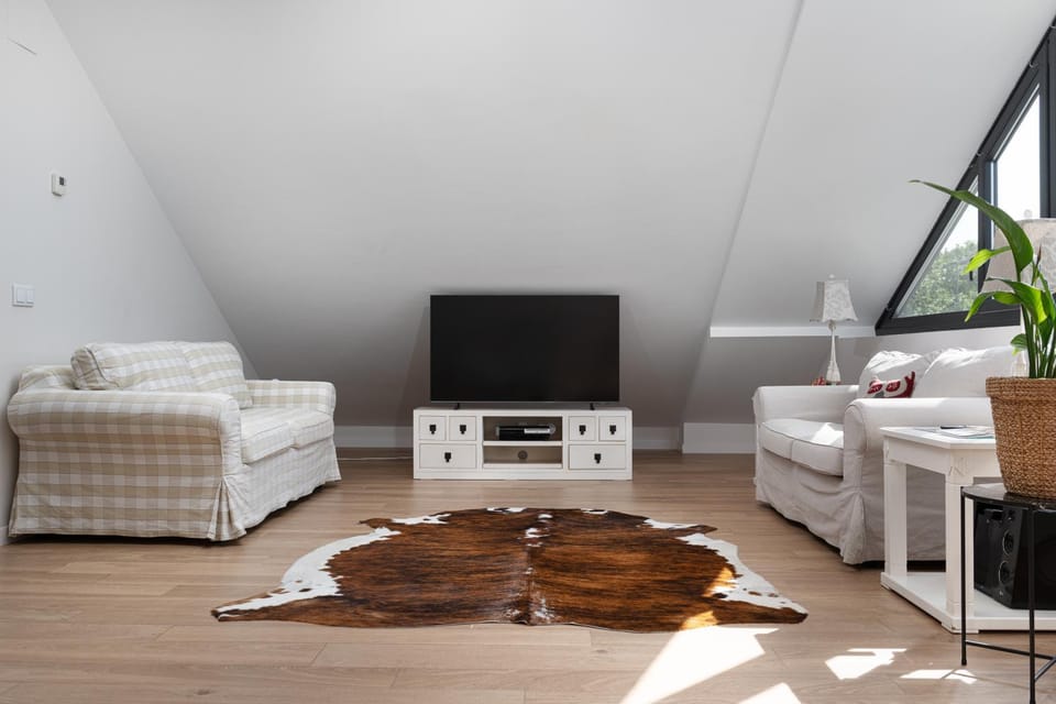 Living room, Seating area, Evening entertainment