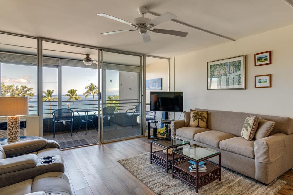 Stroll to Shore: Kihei Gem w/ Pool Access & Views! House in Kihei