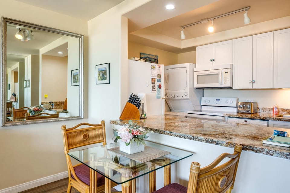 Stroll to Shore: Kihei Gem w/ Pool Access & Views! House in Kihei
