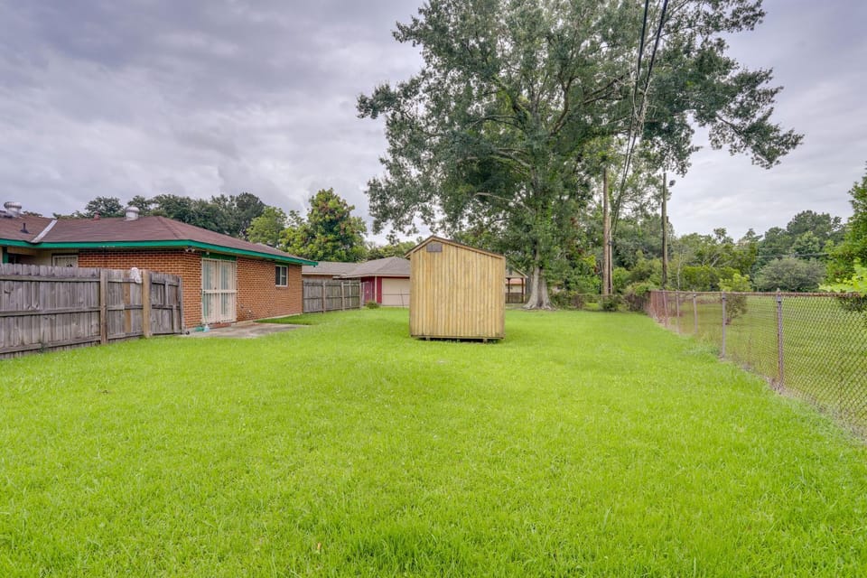 Explore Baton Rouge! Cozy Retreat w/ Private Yard House in Baton Rouge