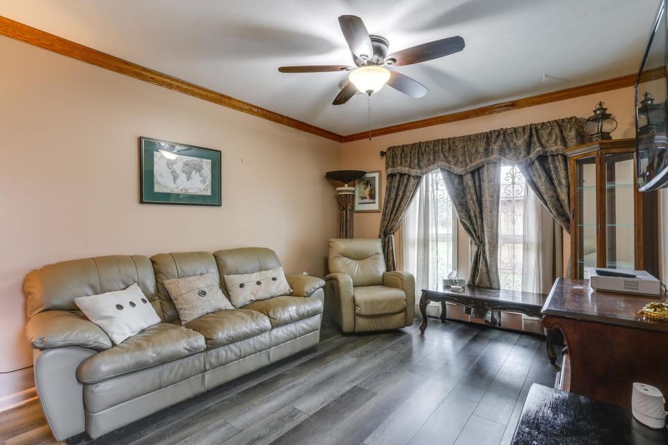 Explore Baton Rouge! Cozy Retreat w/ Private Yard House in Baton Rouge