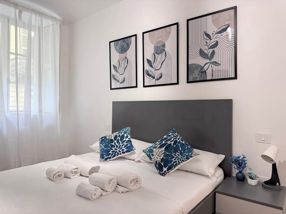 Photo of the whole room, Bedroom, towels, air conditioner
