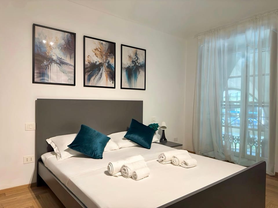 Photo of the whole room, Bedroom, towels, air conditioner