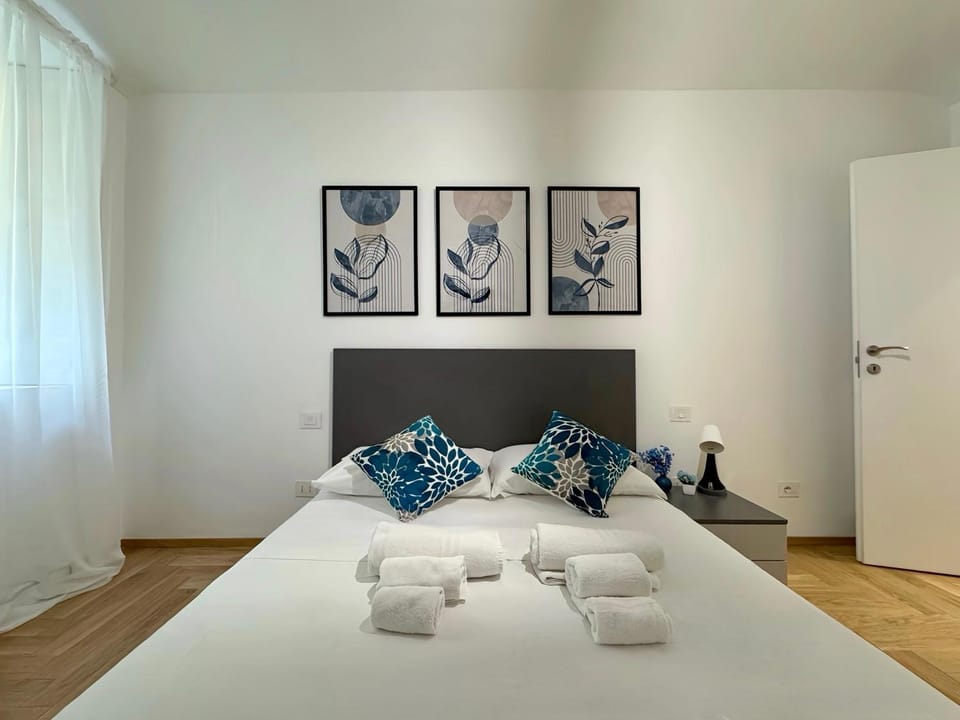 Photo of the whole room, Bedroom, towels, air conditioner