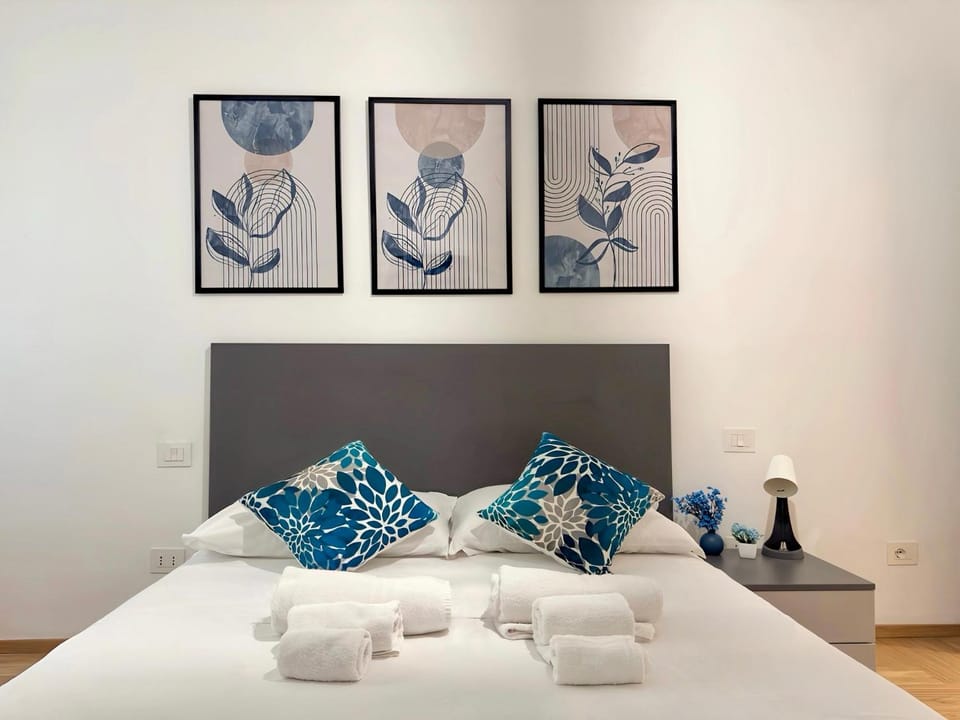 Photo of the whole room, Bedroom, towels, air conditioner