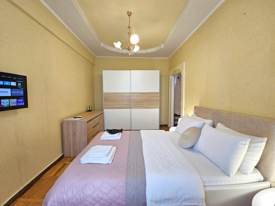 Bed, TV and multimedia, Photo of the whole room, Bedroom, internet, internet, internet, wardrobe