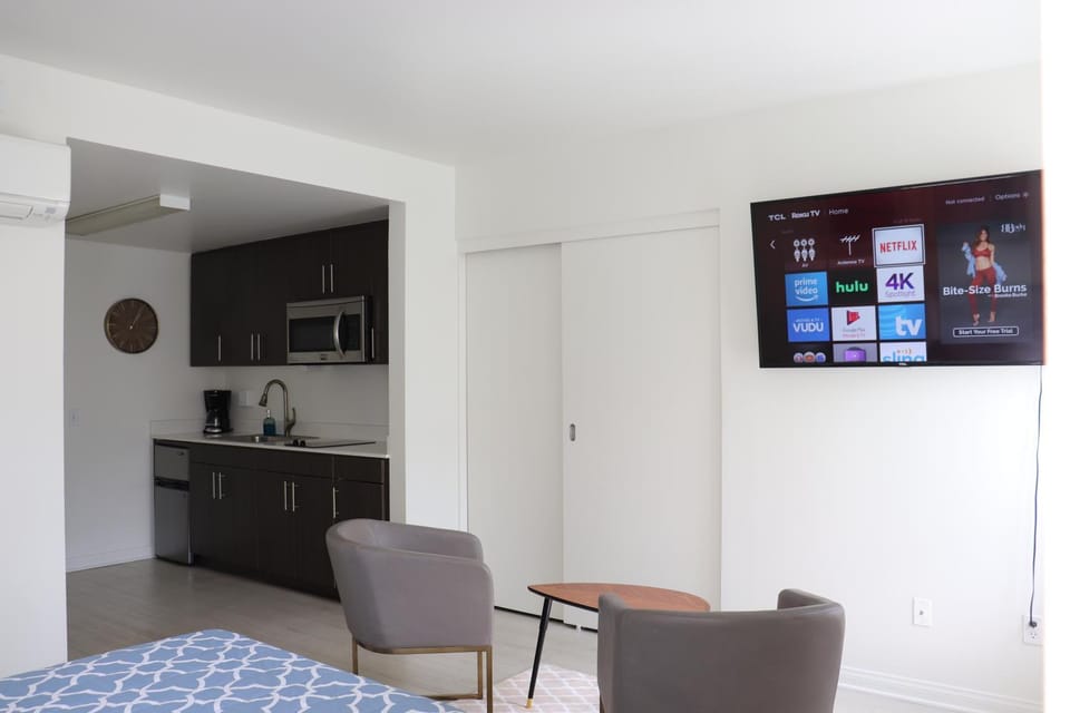 Promenade Studio With Free Parking Apartment in Santa Monica