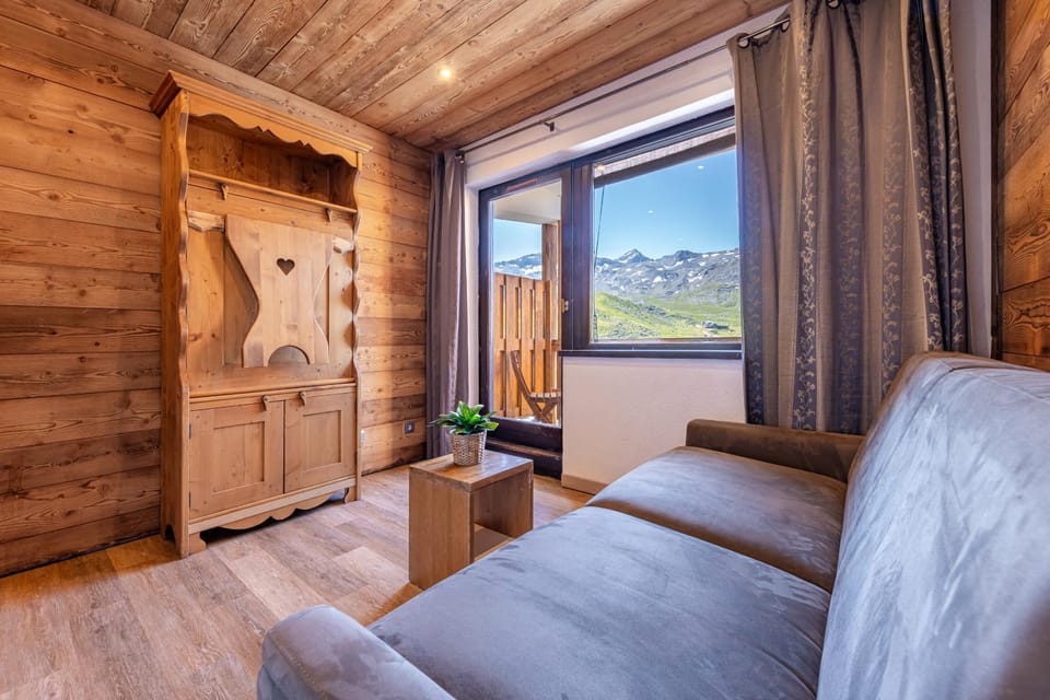 Living room, Seating area, Mountain view