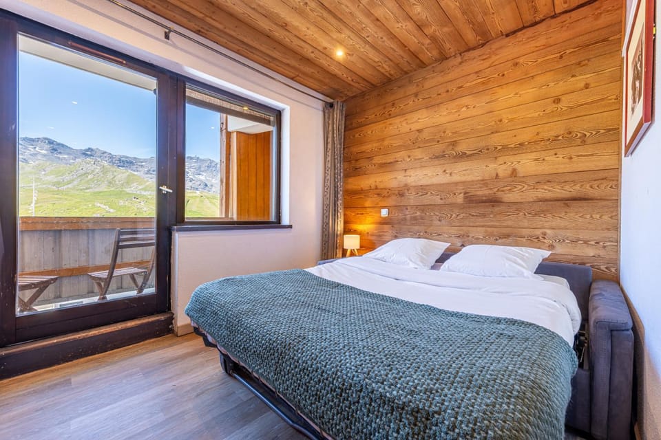 Bed, Mountain view, Mountain view