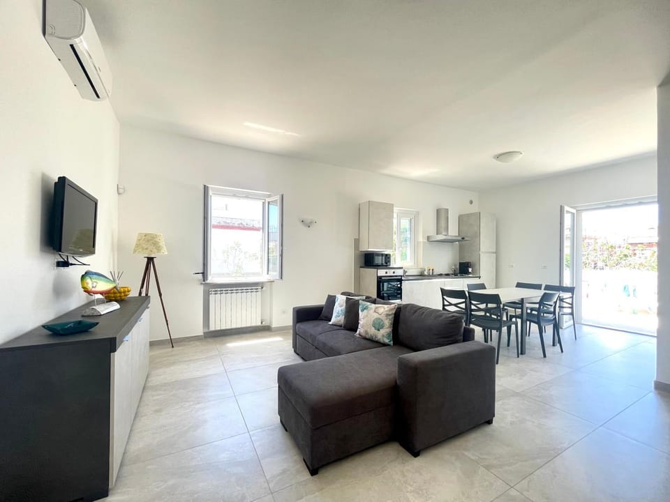 Kitchen or kitchenette, Living room, Seating area, Dining area