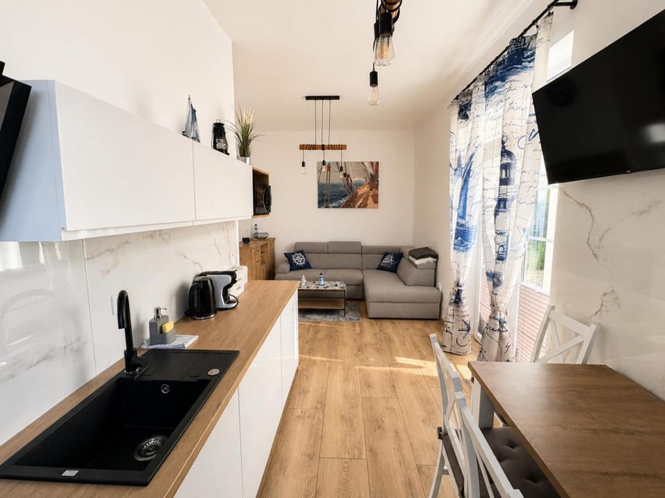 Coffee/tea facilities, Kitchen or kitchenette, Living room, Seating area, Dining area, stove