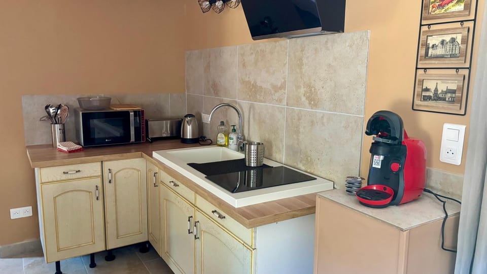 Coffee/tea facilities, Kitchen or kitchenette, stove, toaster