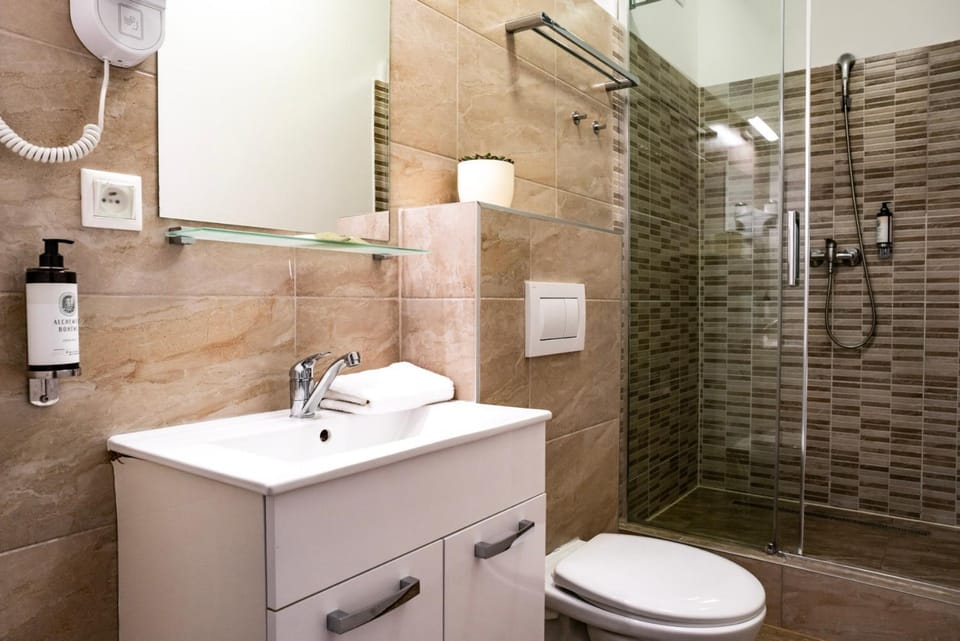 Shower, Toilet, Bathroom, towels
