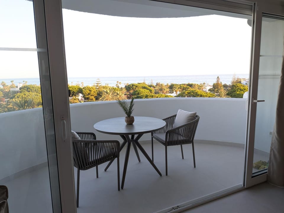 Day, Natural landscape, View (from property/room), Balcony/Terrace, Dining area, Sea view