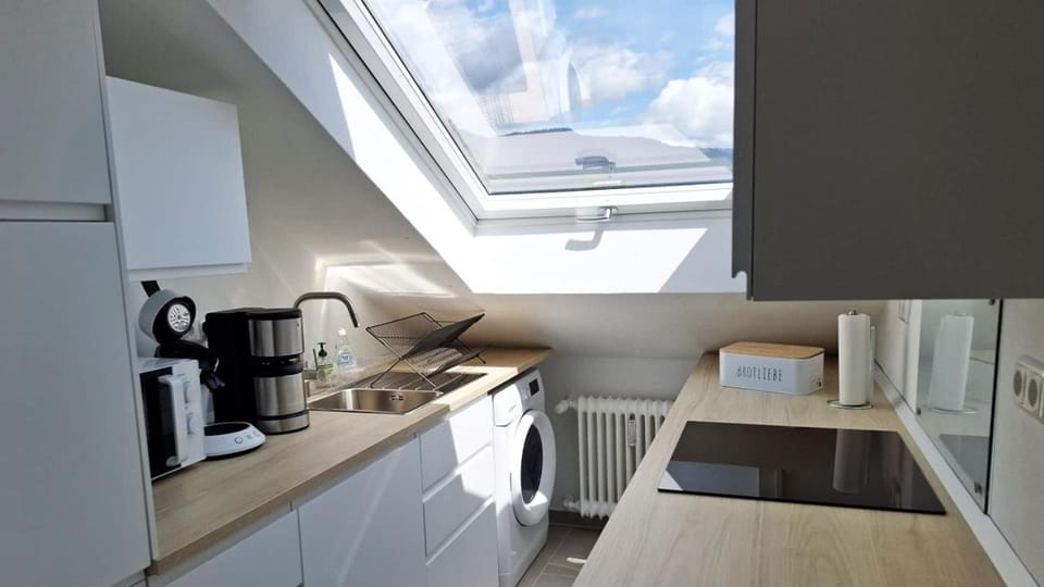 Coffee/tea facilities, Kitchen or kitchenette, oven, stove, toaster