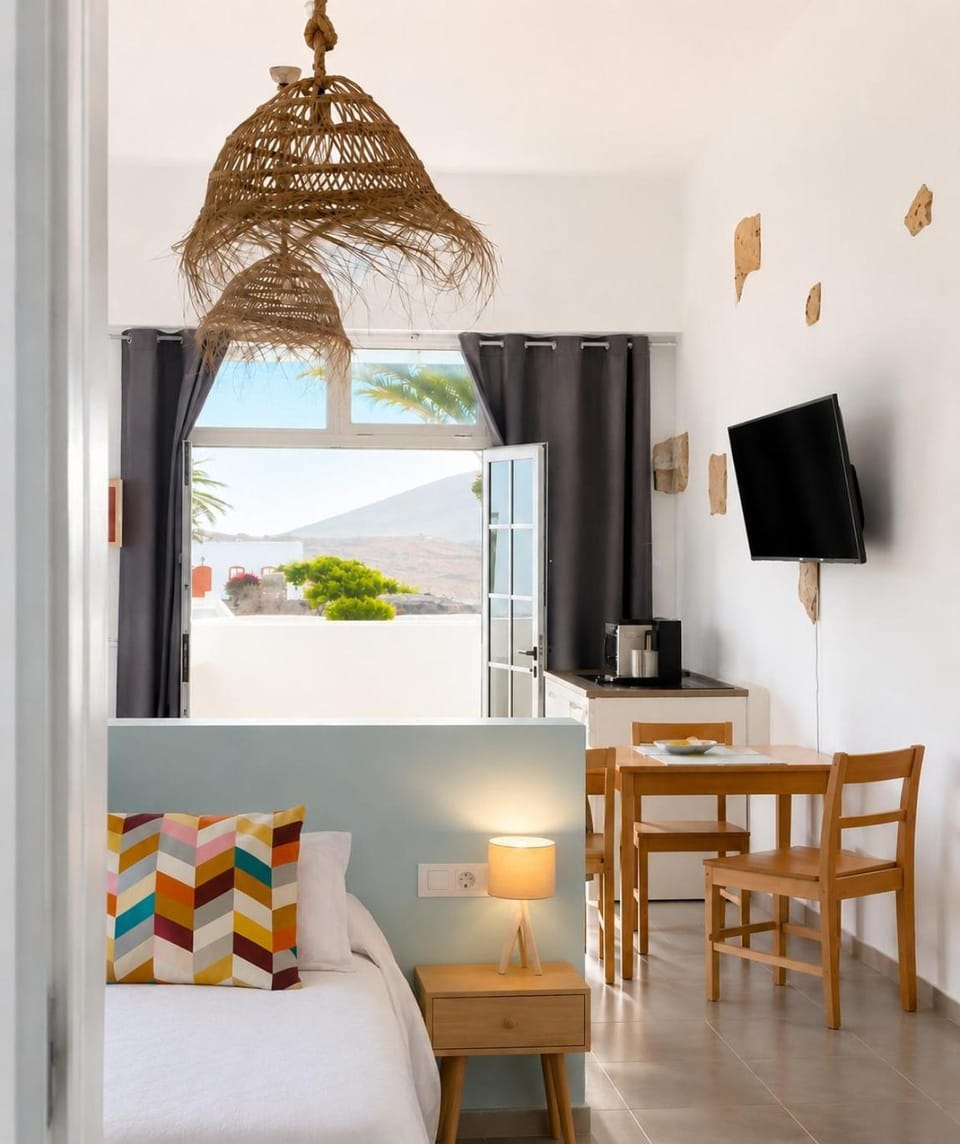 Kitchen or kitchenette, Seating area, Garden view, Area and facilities