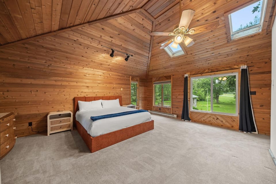 Photo of the whole room, Bedroom