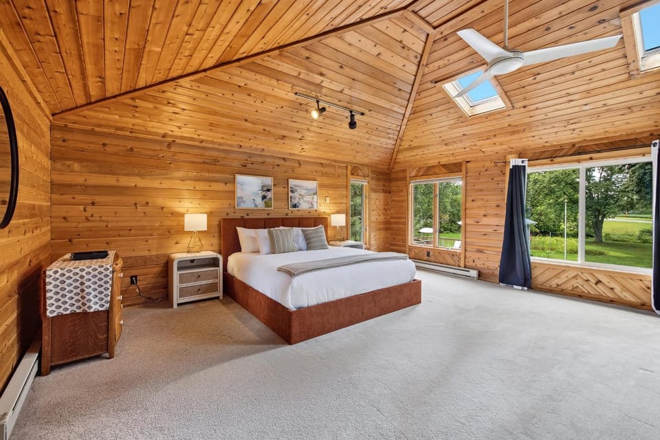 Creekside Lodge w Pool Retreat Billiards & Arcade House in Baroda